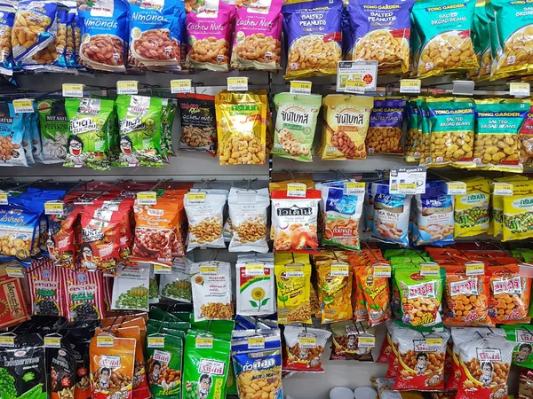 CHIANG RAI, TAILANDIA - 27 DE NOVIEMBRE: varias marcas de frutas secas y frutos secos en envases para la venta en el stand o estante del supermercado en Seven Eleven el 27 de noviembre de 2016 en Chiang rai, Tailandia . —  Fotos de Stock