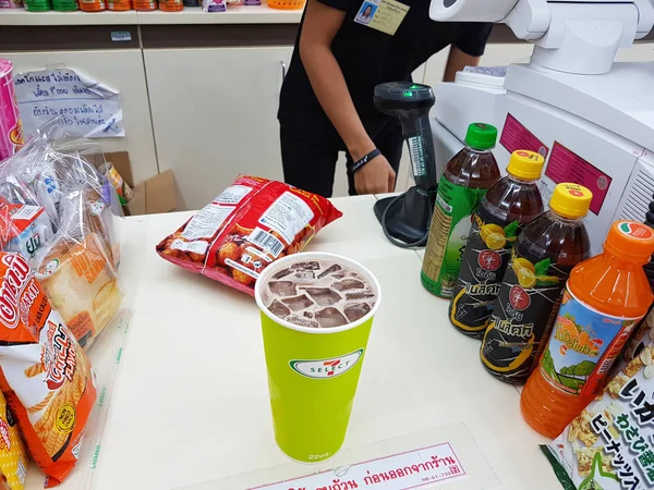 Chiang Rai, Tajlandia - 25 listopada: schłodzić napoje i przekąska na kasie w Seven Eleven 25 listopada 2016 w Chiang rai, Thailand. — Zdjęcie stockowe