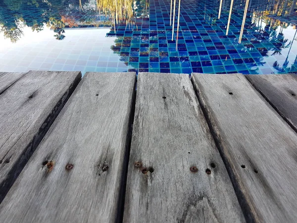 Proche foyer de bord de plancher de bois près de la piscine. perspective vue . — Photo
