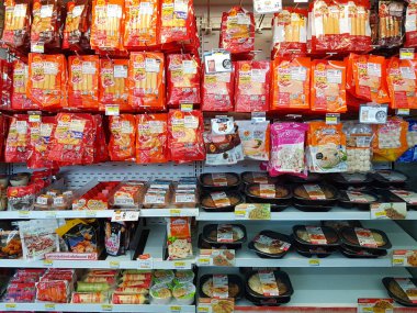 Chiang Rai, Tayland - 28 Kasım: 28 Kasım 2016 tarihinde Yedi Onbir süpermarket standı veya rafta satışa ambalaj sosis ürünleri çeşitli marka Chiang rai, Tayland