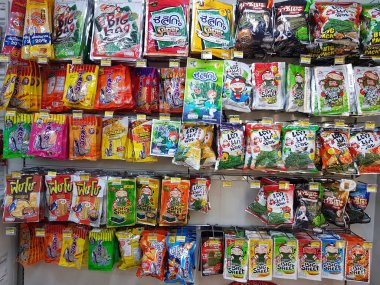 Chiang Rai, Tayland - 25 Kasım: Kuru balık çeşitli marka snack süpermarket stand Satılık paketleme hatlarında veya raf yedi onbir üzerinde 25 Kasım 2016 yılında Chiang rai, Tayland