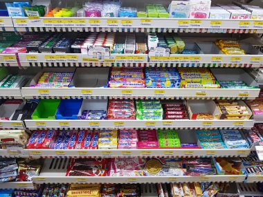 Chiang Rai, Tayland - 26 Kasım: chewing gum süpermarket stand Satılık ambalajında veya raf yedi on üzerinde 26 Kasım 2016 yılında Chiang rai, Tayland, çeşitli marka