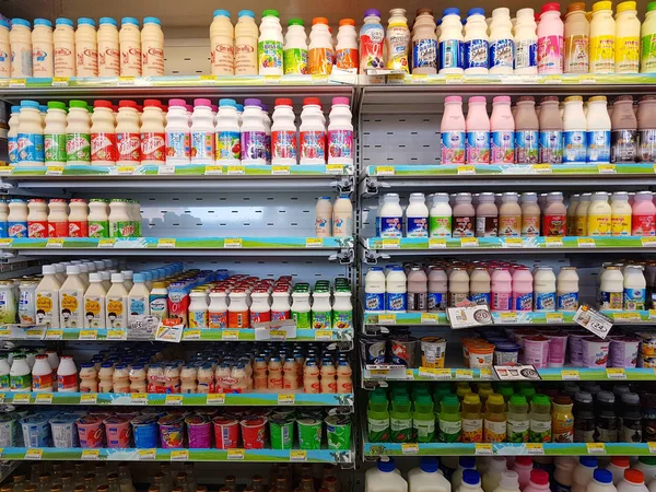 CHIANG RAI, TAILANDIA - 28 DE NOVIEMBRE: varias marcas de leche y productos lácteos en envases para la venta en el stand o estante del supermercado en Seven Eleven el 28 de noviembre de 2016 en Chiang rai, Tailandia —  Fotos de Stock