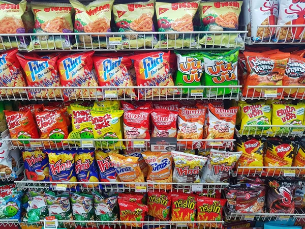 Chiang Rai, Tayland - 28 Kasım: çeşitli marka patates cipsi — Stok fotoğraf