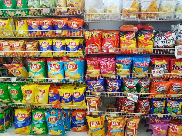 Chiang Rai, Thailand - 28 November: verschillende merk van aardappelchips — Stockfoto