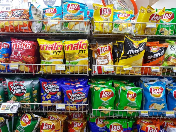 チェンライ、タイ - 11月28日:2016年11月28日にタイのチェンライでセブンイレブンのスーパーマーケットスタンドまたは棚に販売するための包装にポテトチップスの様々なブランド — ストック写真
