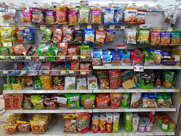 Chiang Rai, Tajlandia - 25 listopada: różne marki suchych ryb przekąska linie w opakowania do sprzedaży na stoisku supermarket lub półka w Seven Eleven 25 listopada 2016 roku w Chiang rai, Thailand — Zdjęcie stockowe