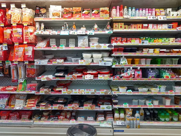 Chiang Rai, Thailand-november 26: olika märke av frysta livsmedel i förpackningar till salu på Supermarket monter eller hylla i 7 11 den 26 november 2016 i Chiang Rai, Thailand — Stockfoto