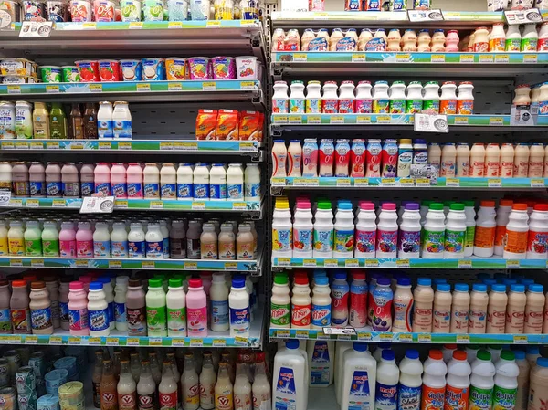 Chiang Rai, Thaiföld-november 28: különböző márkájú tej és tejtermékek csomagolására eladó a szupermarketben állvány vagy polc 7 11 november 28, 2016 a Chiang Rai, Thaiföld — Stock Fotó