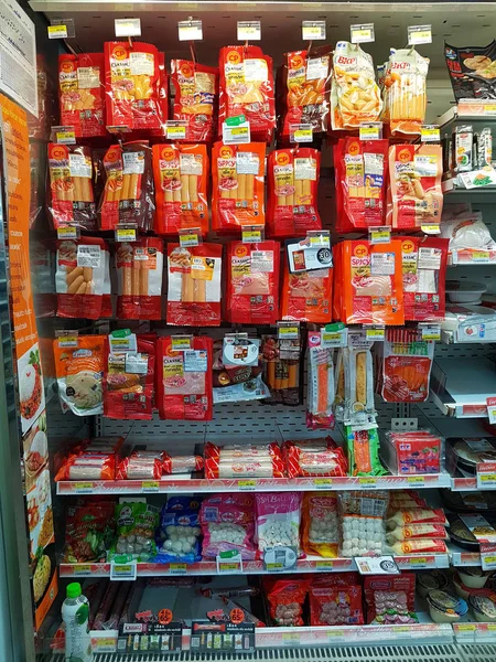 CHIANG RAI, TAILANDIA - 28 DE NOVIEMBRE: varias marcas de productos de salchichas en envases para la venta en el stand o estante del supermercado en Seven Eleven el 28 de noviembre de 2016 en Chiang rai, Tailandia —  Fotos de Stock