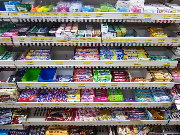 Chiang Rai, Thailand - 26 November: verschillende merk van chewing gum in verpakking voor verkoop op de stand van de supermarkt of plank in zeven elf op 26 November 2016 in Chiang rai, Thailand — Stockfoto