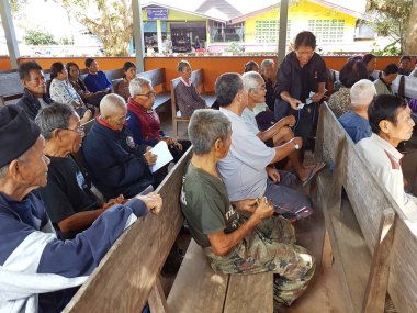 Chiang Rai, Tayland - 19 Aralık: cüzzam tedavisi üzerinde 19 Aralık 2016 için Chiang rai, Tayland bekleyen kimliği belirsiz Asyalı yaşlı insanların acı.