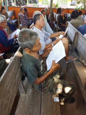 Chiang Rai, Tayland - 19 Aralık: okuma ve 19 Aralık 2016 tedavi için Chiang rai, Tayland bekleyen cüzzam kimliği belirsiz Asyalı yaşlı insanların acı.