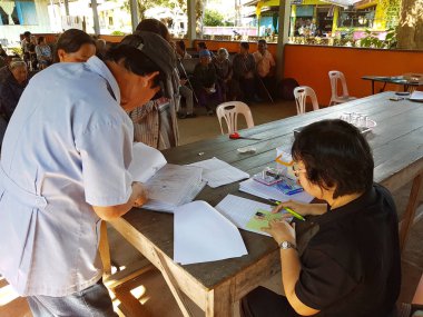 Chiang Rai, Tayland - 19 Aralık: İnsanların cüzzam 19 Aralık 2016 üzerinde Chiang rai, Tayland acı kimliği belirsiz Asyalı doktorlar teşhis.