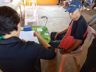 Chiang Rai, Tayland - 19 Aralık: Kimliği belirsiz kadın Asyalı doktor teşhis eski adam cüzzam 19 Aralık 2016 üzerinde Chiang rai, Tayland acı..