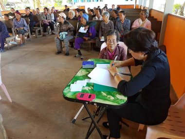 Chiang Rai, Tayland - 19 Aralık: Kimliği belirsiz kadın Asyalı doktor teşhis yaşlı kadın cüzzam 19 Aralık 2016 üzerinde Chiang rai, Tayland acı..