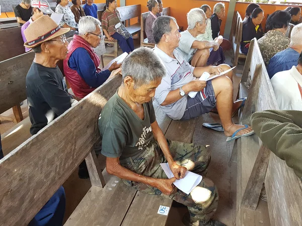 Chiang Rai, Tayland - 19 Aralık: okuma ve 19 Aralık 2016 tedavi için Chiang rai, Tayland bekleyen cüzzam kimliği belirsiz Asyalı yaşlı insanların acı.