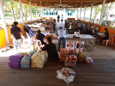 Chiang Rai, Tayland - 19 Aralık: kimliği belirsiz Asyalı memur giyim yaşlılar cüzzam acı üzerinde 19 Aralık 2016 Chiang rai, Tayland verdiğiniz için hazırlanıyor.