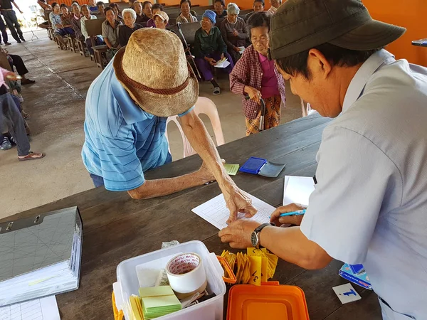 Chiang Rai, Tayland - 19 Aralık: Kimliği belirsiz Asyalı yaşlı kağıt üzerinde 19 Aralık 2016 tedavi öncesi Chiang rai, Tayland parmak izi adam.