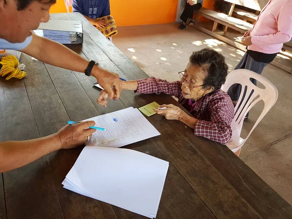 Chiang Rai, Tayland - 19 Aralık: Kimliği belirsiz Asyalı eski kağıt üzerinde 19 Aralık 2016 tedavi öncesi üzerinde parmak izi Chiang rai, Tayland kadın.