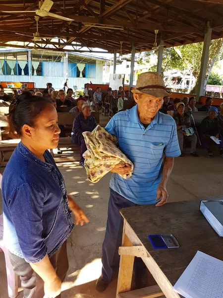 Chiang Rai, Tayland - 19 Aralık: kimliği belirsiz Asyalı memur yaşlılar cüzzam giyim üzerinde 19 Aralık 2016 acı veren Chiang rai, Tayland.