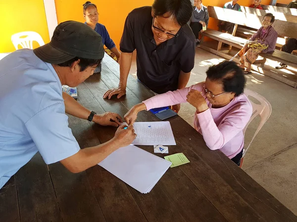 Chiang Rai, Tayland - 19 Aralık: Kimliği belirsiz Asyalı eski kağıt üzerinde 19 Aralık 2016 tedavi öncesi üzerinde parmak izi Chiang rai, Tayland kadın.