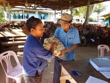Chiang Rai, Tayland - 19 Aralık: kimliği belirsiz Asyalı memur yaşlılar cüzzam giyim üzerinde 19 Aralık 2016 acı veren Chiang rai, Tayland.