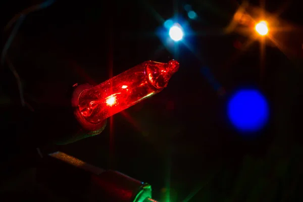 Detailní barevné vánoční osvětlení na strom v noci s copyspace. — Stock fotografie