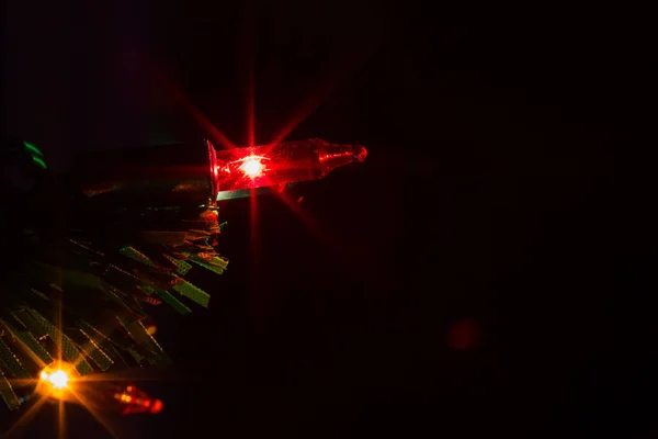 Primo piano luci di Natale colorate sull'albero di notte con copyspace . — Foto Stock