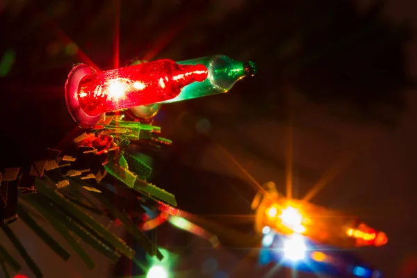 Closeup kleurrijke Kerstverlichting op boom in de nacht met copyspace. — Stockfoto