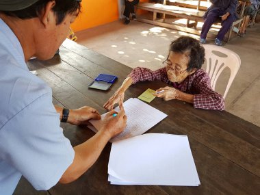 Chiang Rai, Tayland - 19 Aralık: Kimliği belirsiz Asyalı eski kağıt üzerinde 19 Aralık 2016 tedavi öncesi üzerinde parmak izi Chiang rai, Tayland kadın.