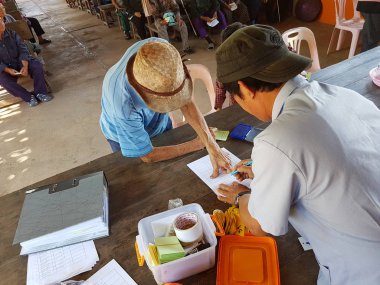 Chiang Rai, Tayland - 19 Aralık: Kimliği belirsiz Asyalı yaşlı kağıt üzerinde 19 Aralık 2016 tedavi öncesi Chiang rai, Tayland parmak izi adam.