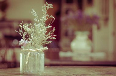 arka plan bulanık boşaltmak ipi ile cam vazoda çiçekler kuru. Vintage retro tarzı.