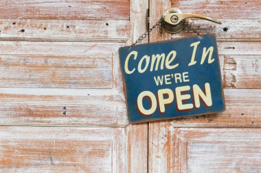 Gel de biz mi açık ahşap kapı