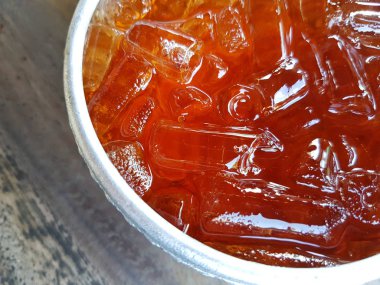 tatlı buzlu çay Tay geleneksel gümüş kupa ile boşaltmak.