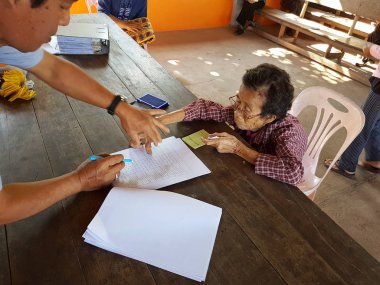 Chiang Rai, Tayland - 19 Aralık: Kimliği belirsiz Asyalı eski kağıt üzerinde 19 Aralık 2016 tedavi öncesi üzerinde parmak izi Chiang rai, Tayland kadın.