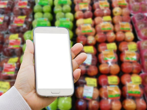 Chiang Rai, Tayland - 25 Kasım: yeşil ve kırmızı elma ambalajın süpermarkette rafta 25 Kasım 2016 üzerinde Chiang rai, Tayland satılan.