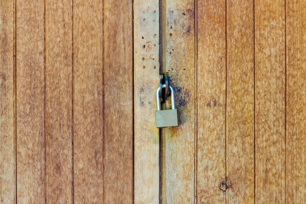 Las viejas puertas de madera están cerradas con un candado . — Foto de Stock