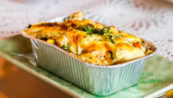 Lazanya hazır yemek folyo kapta.