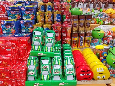 Chiang Rai, Tayland - 29 Kasım: çeşitli marka çikolata ambalajında Satılık süpermarket stand veya raf üzerinde 29 Kasım 2016 yılında Chiang rai, Tayland.