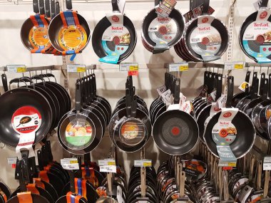 Chiang Rai, Tayland - 29 Kasım: Paslanmaz çelik tencereler ambalajında Satılık süpermarket stand veya raf üzerinde 29 Kasım 2016 yılında Chiang rai, Tayland, çeşitli marka.