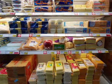 Chiang Rai, Tayland - 29 Kasım: tereyağı ve süt ürünleri ambalaj Satılık süpermarket stand veya raf üzerinde 29 Kasım 2016 yılında Chiang rai, Tayland, çeşitli marka.