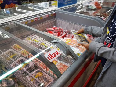 Chiang Rai, Tayland - 29 Kasım: dondurulmuş gıda süpermarket stand veya raf dondurucuya 29 Kasım 2016 üzerinde Chiang rai, Tayland satın alma kimliği belirsiz bir kadın.