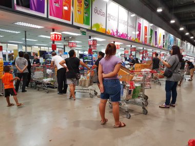 Chiang Rai, Tayland - 29 Kasım: kimliği belirsiz kişi, Chiang rai, Tayland 29 Kasım 2016 dışarı çıkmadan süpermarket kasa.