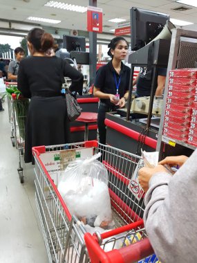 Chiang Rai, Tayland - 29 Kasım: kimliği belirsiz kişi, Chiang rai, Tayland 29 Kasım 2016 dışarı çıkmadan süpermarket kasa.