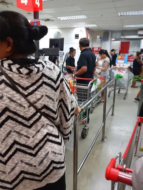 Chiang Rai, Tayland - 29 Kasım: kimliği belirsiz kişi, Chiang rai, Tayland 29 Kasım 2016 dışarı çıkmadan süpermarket kasa.