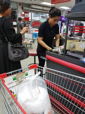 Chiang Rai, Tayland - 29 Kasım: tanımlanamayan kasiyer onu kabine Chiang rai, Tayland 29 Kasım 2016 üzerinde çalışma.