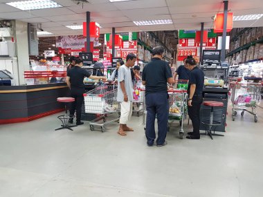 Chiang Rai, Tayland - 29 Kasım: kimliği belirsiz kişi, Chiang rai, Tayland 29 Kasım 2016 dışarı çıkmadan süpermarket kasa.