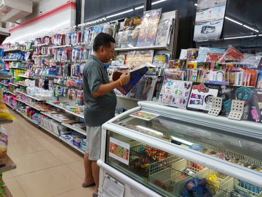 Chiang Rai, Tayland - 29 Kasım: tanımlanamayan gönüllülük a kitap süpermarkette 29 Kasım 2016 üzerinde Chiang rai, Tayland.