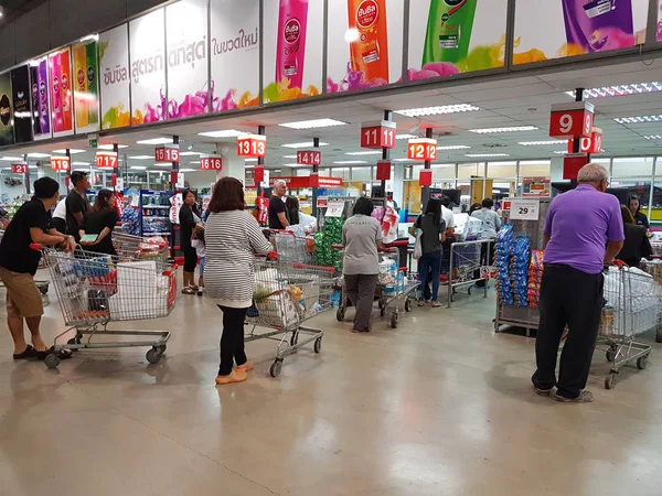 CHIANG RAI, TAILANDIA - 29 DE NOVIEMBRE: personas no identificadas en cajeros de supermercados antes de salir el 29 de noviembre de 2016 en Chiang rai, Tailandia . —  Fotos de Stock